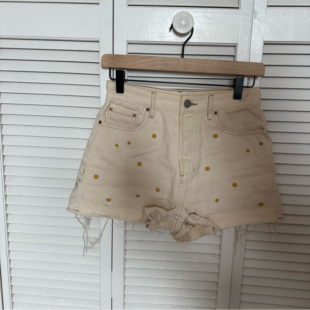 PacSun High Rise Daisy Embroidered Denim Shorts Cream Raw Hem Size 25 - Picture 3 of 11